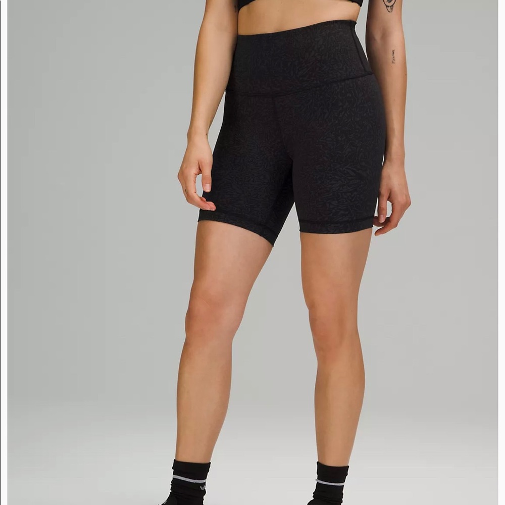 Lululemon Wunder Under 6” shorts